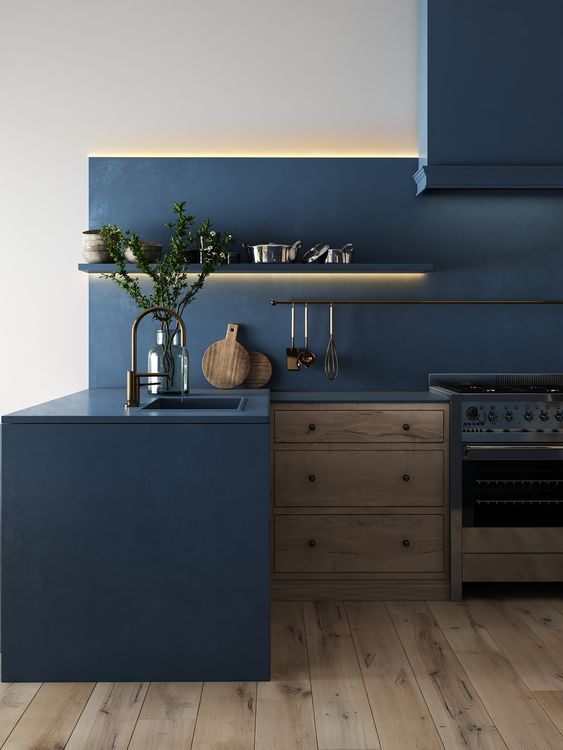 Cucina con colori scuri