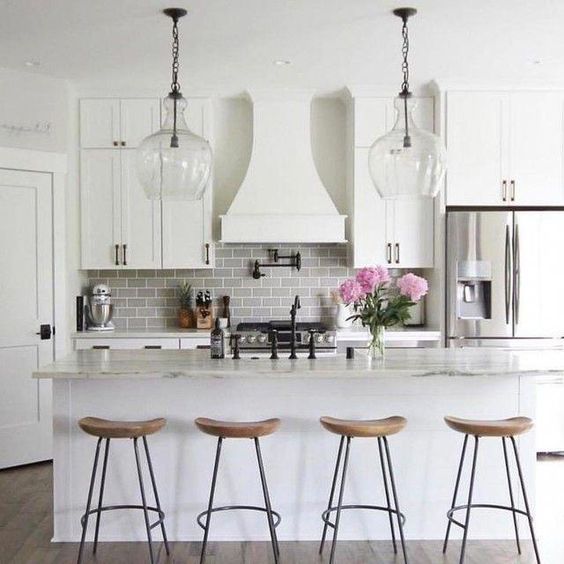 Cucina con sgabelli