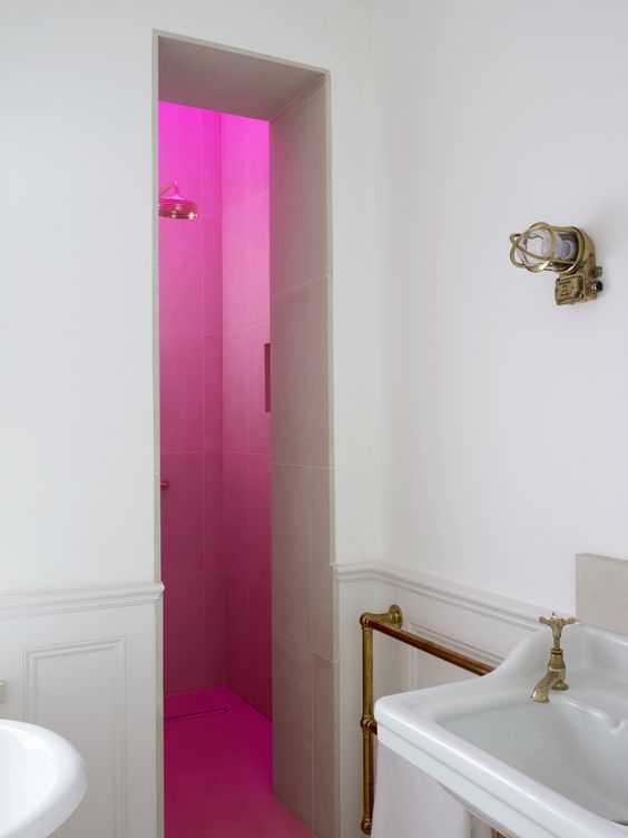 Doccia con neon