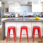 cucina con dettagli rossi