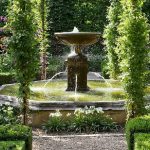 decorare il giardino con fontane in pietra