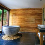 bagno minimal con pareti in legno