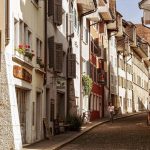 borgo con finestre aperte