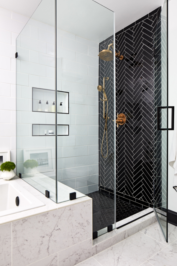 Bagno moderno con vasca e doccia