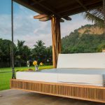 letto sospeso in giardino con cocktail