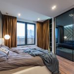 camera da letto illuminata con tende