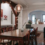salotto con tavolo in legno