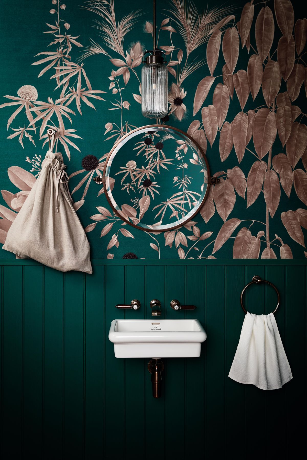 bagno verde con carta da parati e pannelli abbinati