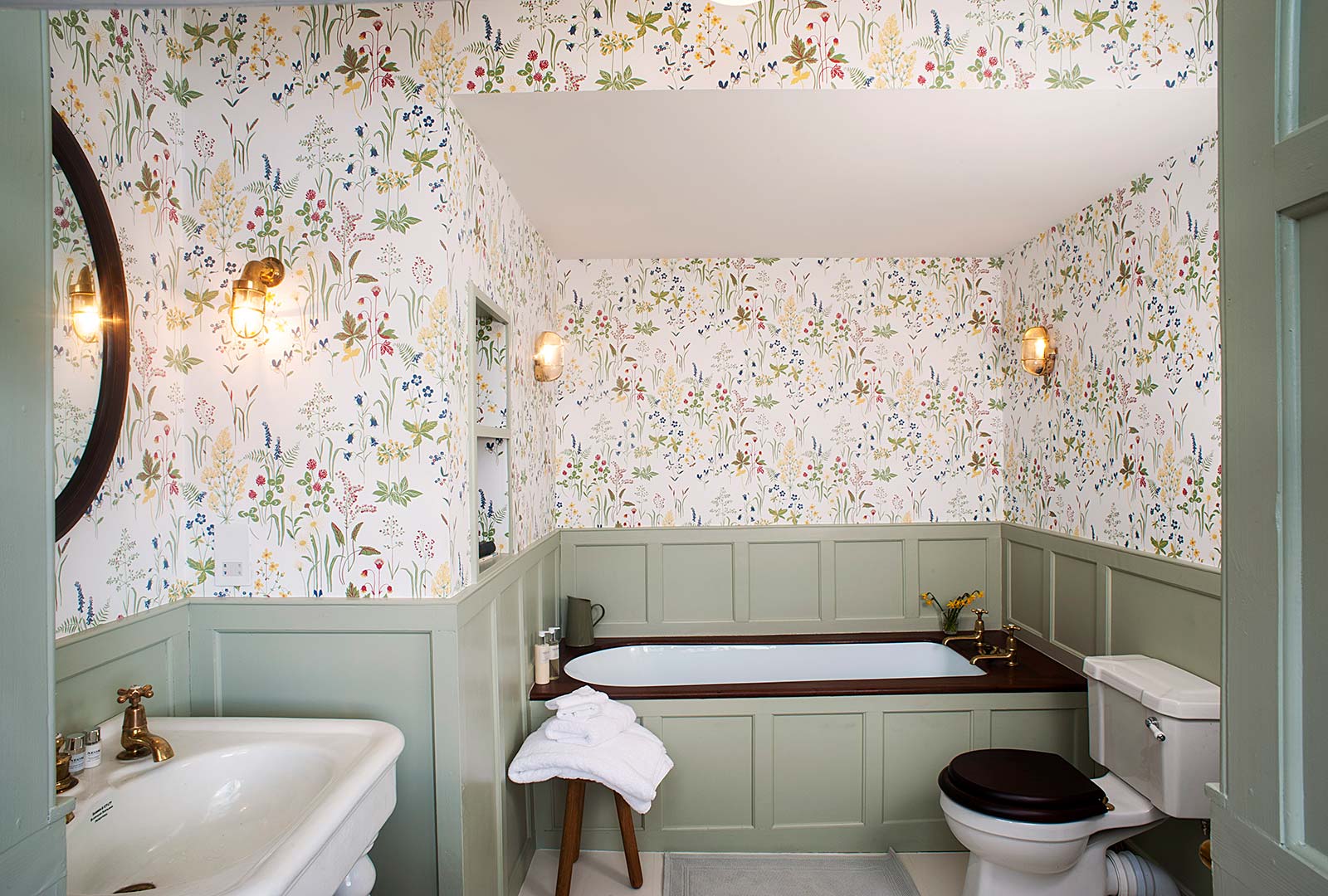 bagno verde con carta da parati country
