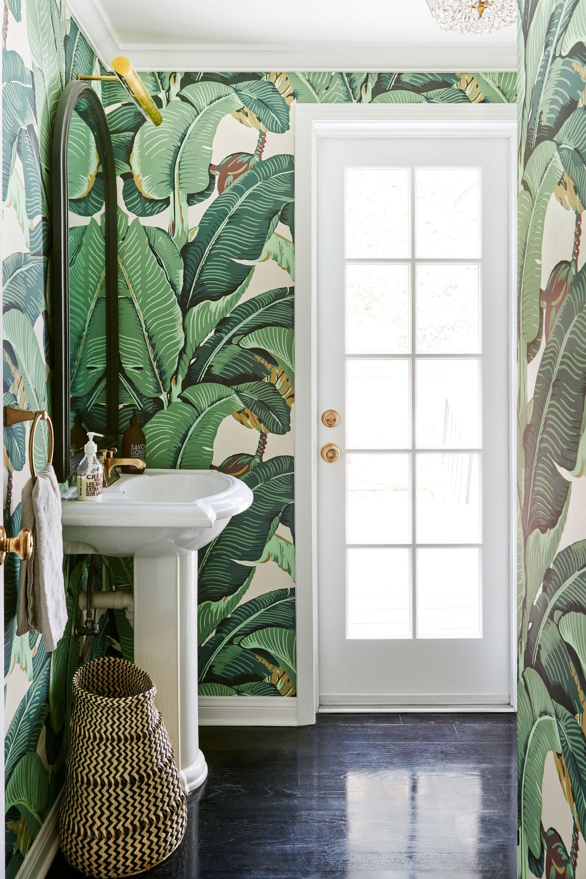 bagno verde con carta da parati stile tropicale