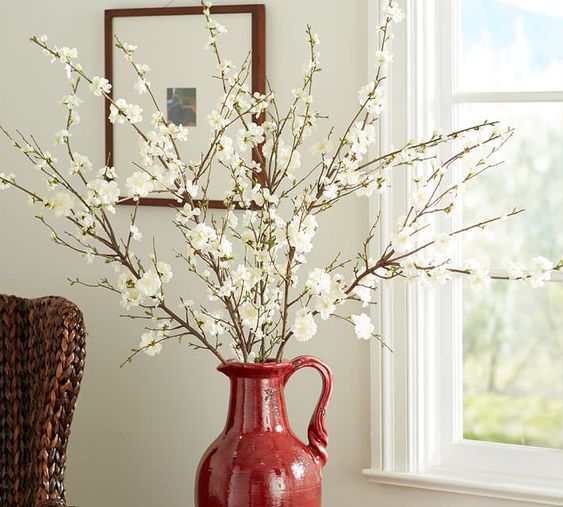 Composizioni di fiori freschi per il salotto in primavera