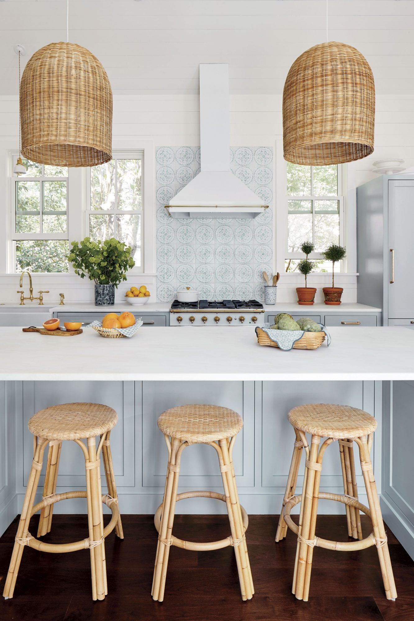 Cucina con piastrelle in stile greco decorate bianche e azzurre