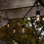 decorare il giardino con le luci
