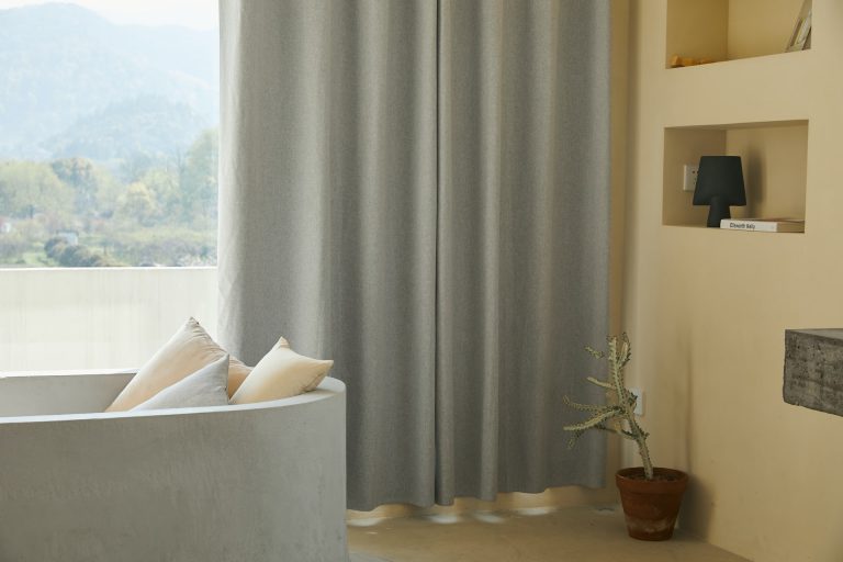 coprire il termosifone con le tende