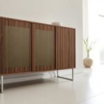 Madia moderna con vetro serigrafato e basamento metallico: stile e ordine