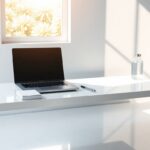 Scrittoio sospeso da 8 cm per home office: design, ergonomia e materiali