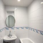 Bagno piccolo: colori, nicchie, specchi e piastrelle smart