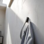 Come rinnovare una parete segnata senza rifarla da capo: pulizia a secco e velature