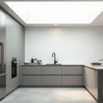 Cucina minimalista: soluzioni integrate per nascondere elettrodomestici con pensili, boiserie scorrevoli e nicchie su misura