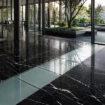 Idee creative per modernizzare i pavimenti in marmo nero