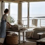 Casa al mare: palette sabbia, fibre naturali e arredi trasformabili