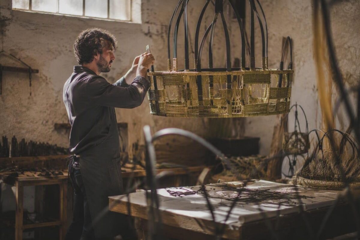 Design artigianale: lampadario in ferro e rafia per ambienti accoglienti