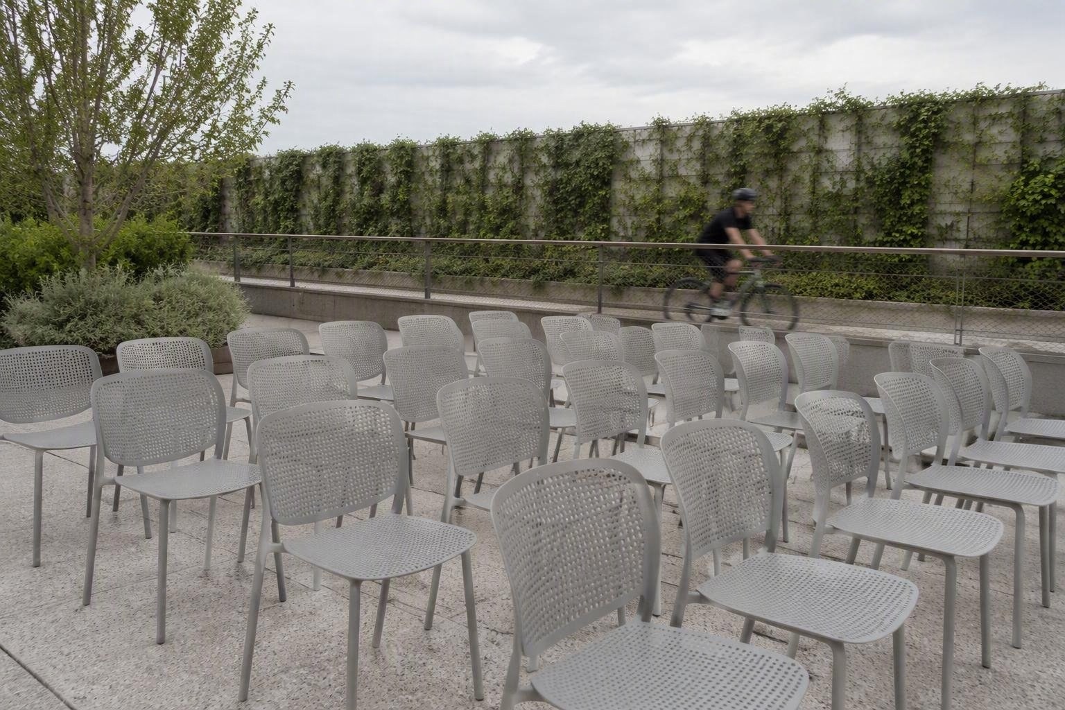 Design moderno e resistente: la sedia perfetta per giardini e terrazzi