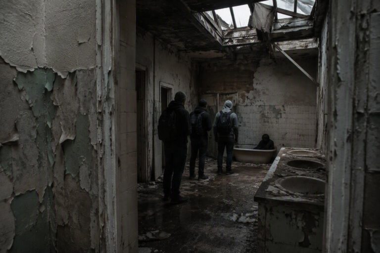 Esplorazione urbana: la scoperta scioccante in una casa disabitata