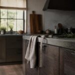 Palette calde per la cucina: legno, pietra e laccati matte