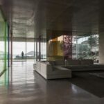 Plexiglass e vetro colorato per interni più leggeri in estate