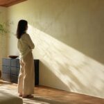 Rinnovare le pareti con pittura a calce, boiserie adesiva, pannelli 3D, stencil e nicchie