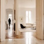 Ristrutturazione a sud di Milano: boiserie, legno e dettagli vintage in chiave moderna