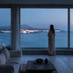 Stile elegante per la casa al mare: fibre e legni chiari