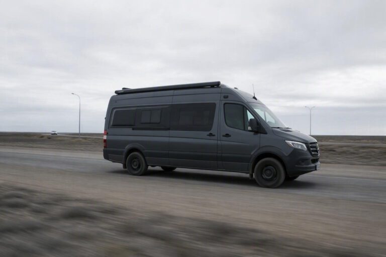 Adonis e Hercules: camper premium sotto i 6 m con bagno di design