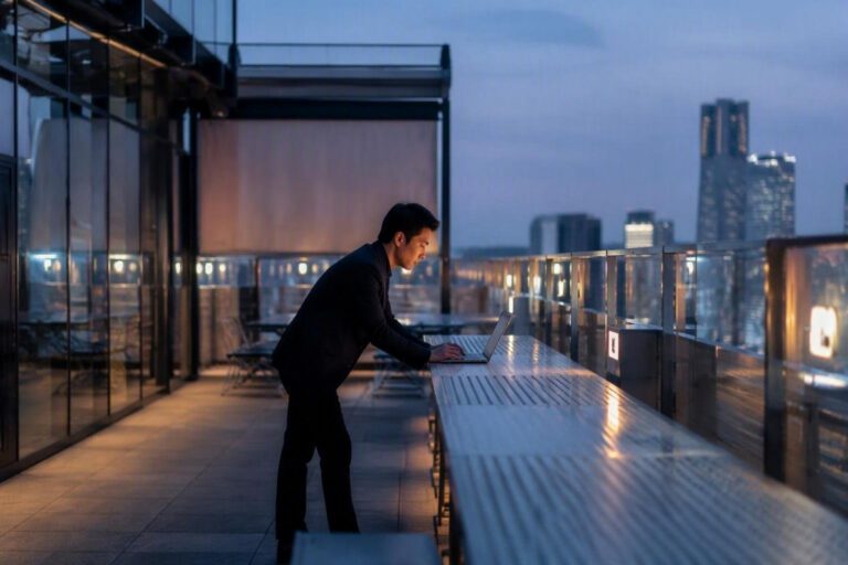 Arredi modulari per terrazzo multifunzione: lavoro e relax