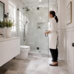 Bagni piccoli: guida a layout, docce walk-in e luce