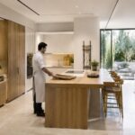 Cucina 2027: le tendenze chiave tra mobili come arredi, layout a zone e finiture naturali