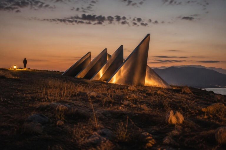 Installazioni d’acciaio di Fortuna e la rinascita della pietra in architettura