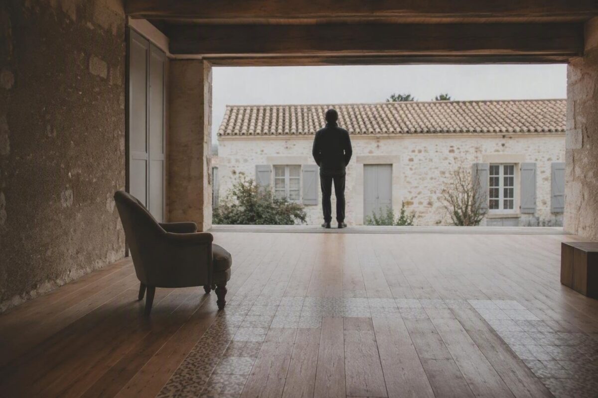 Ristrutturazione di una villa in pietra sull’Île d’Oléron: parquet, cementine e arredi vintage