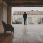 Ristrutturazione di una villa in pietra sull’Île d’Oléron: parquet, cementine e arredi vintage