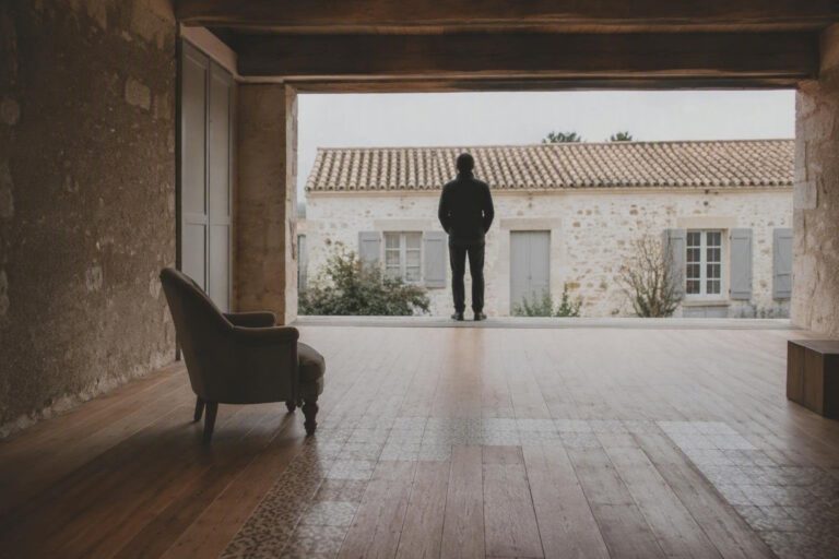 Ristrutturazione di una villa in pietra sull’Île d’Oléron: parquet, cementine e arredi vintage