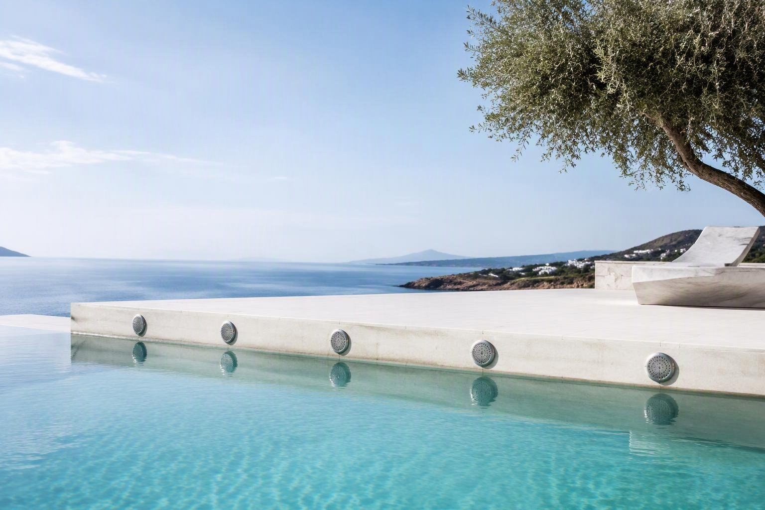 Sistema audio Garvan integrato nella piscina di una villa sul mare