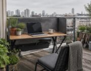 Balcone smart: micro-ufficio green con piante e privacy