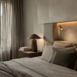 Camera da letto: testiera su misura con nicchie e luci