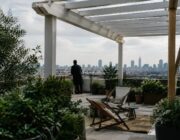 Come trasformare balcone e terrazzo con un esperto di arredamento