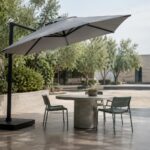 Ombrellone a braccio laterale Newton: design moderno per giardini