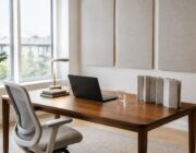Pannelli, librerie e luce: studio domestico efficace