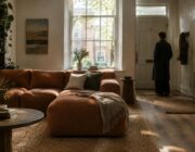 Rinnova il tuo living a settembre con colori caldi e divani modulari