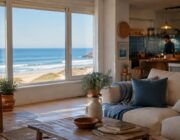 Ristrutturazione di un trilocale vista mare: azzurro, bianco e terracotta