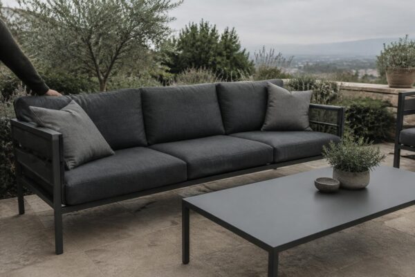 Set per giardino con divano 3 posti e tavolino coordinato